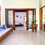 Murex Dive Resort, Manado - Deluxe Cottage, Terrasse mit Tagesbett