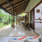 Murex Dive Resort, Manado - Deluxe Cottage, Terrasse mit Tagesbett und Sitzgruppe